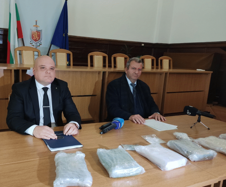 Окръжна прокуратура-Кърджали привлече като обвиняем и задържа 40-годишен мъж за държане с цел разпространение на 7 кг кокаин