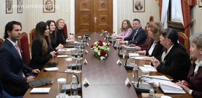 Държавният глава Илияна Йотова разговаря с американския посланик в Гърция Кимбърли Гилфойл