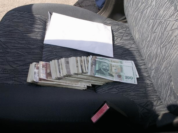 Данъчен инспектор е задържан за рекет в Ловеч