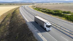 При официални празници през 2026 г. в пиковите часове се предвижда временно да се ограничава движението за тежкотоварните камиони над 12 т по АМ „Тракия“, „Хемус“ и АМ „Струма“