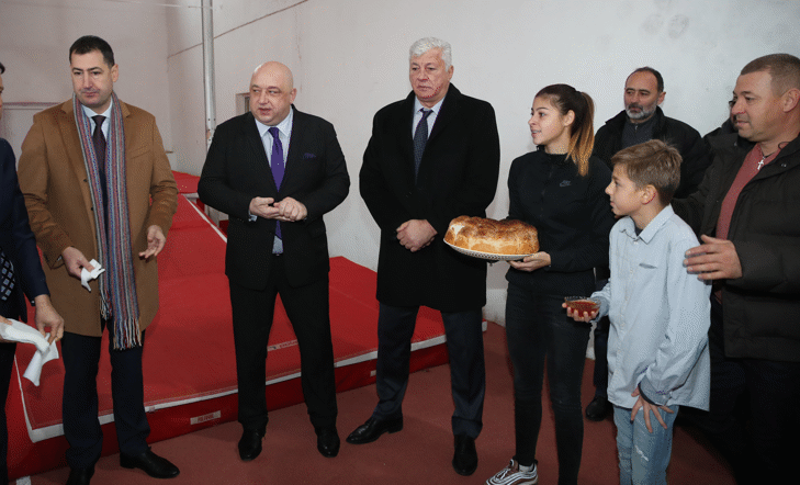 Министър Кралев откри обновените закрити писти в Пловдив, на които тренират Габриела Петрова и Александра Начева