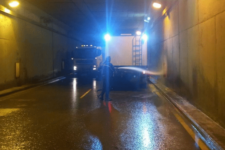 Столичната община нареди миене на подлезите, пътните платна, тротоарите и спирките на градския транспорт в София