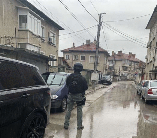 Служители на ГДБОП проведоха операция в Севлиево за противодействие на престъпления, свързани с наркотици