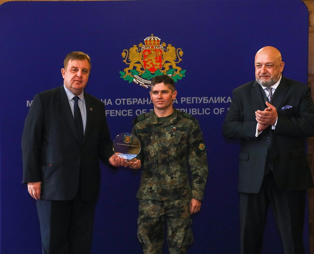 Министър Кралев и вицепремиерът Каракачанов наградиха най-добрите военнослужещи спортисти за 2020 г.