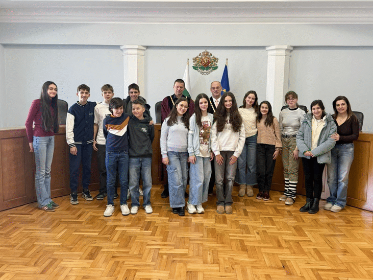 Седмокласници и конституционни съдии обсъдиха мястото на КС в устройството на държавата