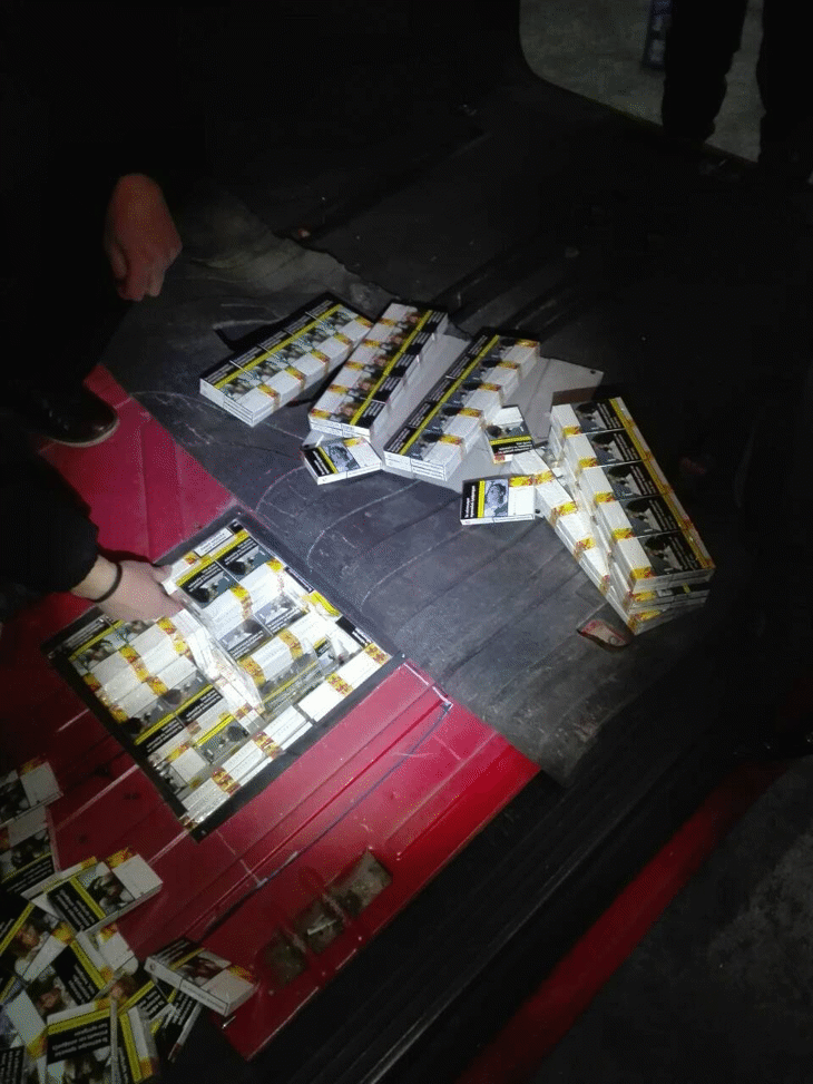 Над 4000 кутии цигари извадиха митническите служители от двойното дъно на миниван