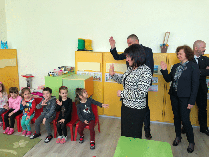 Председателят на Народното събрание Цвета Караянчева и народни представители посетиха ремонтираната със средства от ЕС детска градина „Светулка“ във Варна