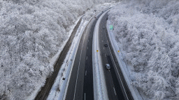 670 снегорина обработват републиканските пътища. Трасета са проходими при зимни условия. Обработката на настилките продължава. Шофирайте внимателно!