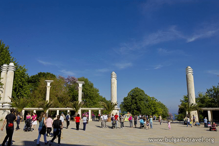Министър Балтова разпореди незабавна проверка на плажа във Варна