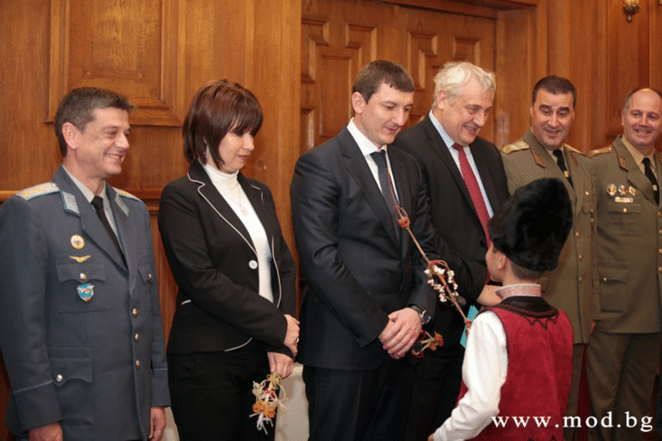 Сурвакари посетиха Министерството на отбраната по повод празника „Василица“