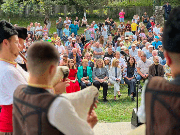 Наталия Киселова: 6 септември е повод отново да кажем, че само единни в усилията си можем да постигнем националните цели