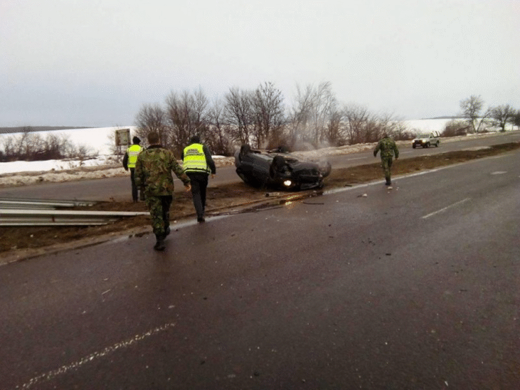 Военнослужещи от Сухопътните войски оказват помощ при пътен инцидент