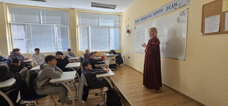 Прокурор Николета Арнаудова от АП-Варна гостува в Първа езикова гимназия за финала на 1-вия етап от образователната програма „Съдебната власт - информиран избор и гражданско доверие. Отворени съдилища и прокуратури“