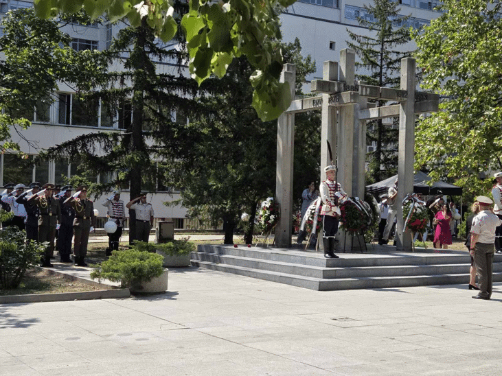 С вой на сирени и поднасяне на венци честваме Деня на спасението
