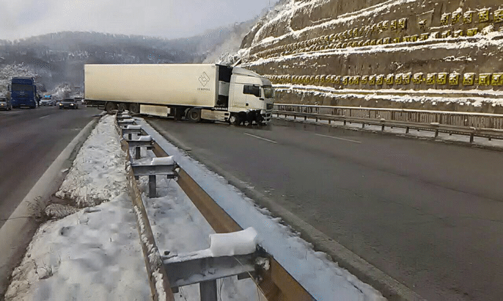 Временно e ограничено движението по АМ "Хемус" при км 34 в посока София поради аварирал тежкотоварен автомобил