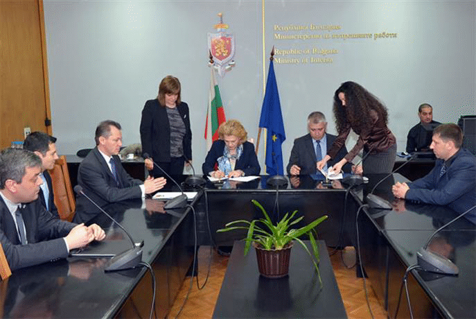 Министър Петя Първанова подписа споразумения с две от синдикалните организации в МВР