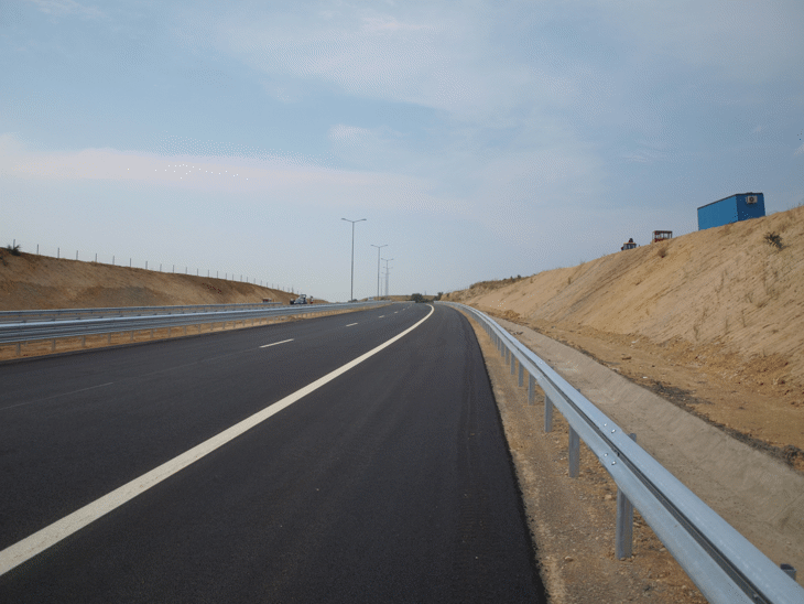 Временно движението се осъществява само в аварийната лента при км 41 в посока София на АМ "Струма"