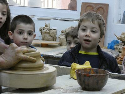 На 17 април децата от ДГ № 16 „Приказен свят“ и ДГ № 79 „Слънчице“ посетиха факултета по приложни изкуства на Националната художествена академия