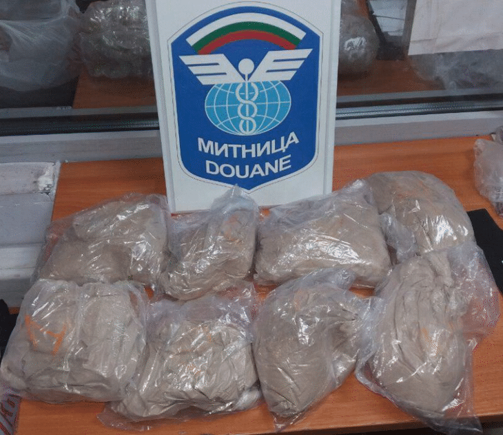 Хероин за 1,8 млн. лева откриха митническите служители на МП Капитан Андреево в сак над резервната гума на камион