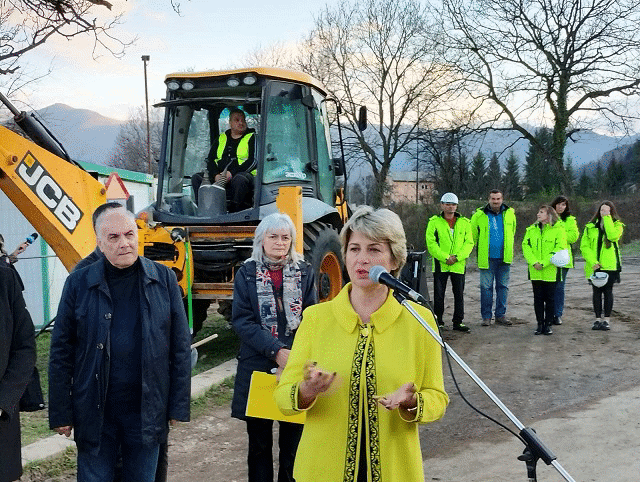 Министър Весела Лечева даде началото на строителството на многофункционална спортна зала в Троян