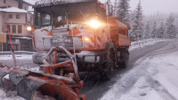 8 снегопочистващи машини обработват настилките по пътищата в област Смолян. Шофирайте внимателно!