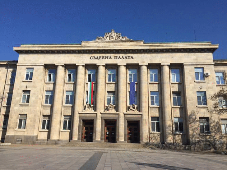 По обвинение на Районна прокуратура – Русе осъдиха двама за извършени множество измами