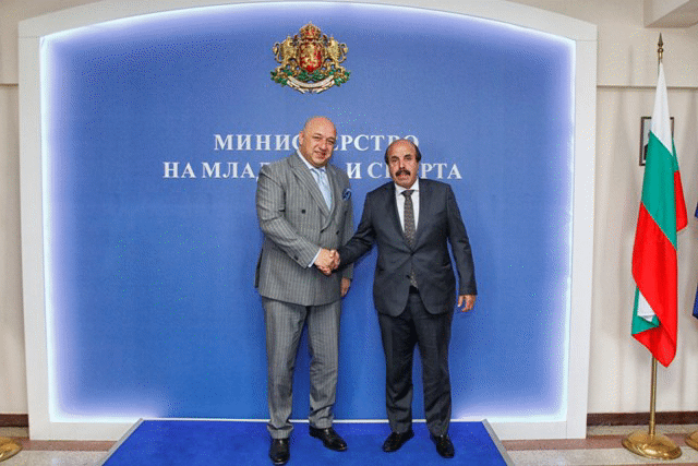 Министър Кралев заминава на работно посещение в Катар, гледа Световното по бокс