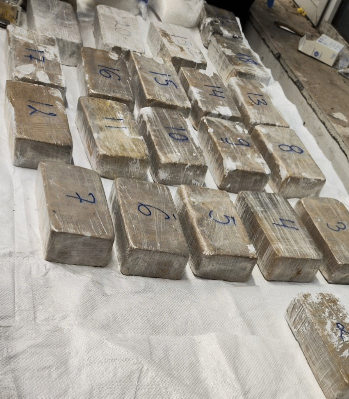 Окръжна прокуратура - Бургас задържа за срок до 72 часа един български и двама турски граждани, обвинени в контрабандна на над 28 кг високорискови наркотични вещества