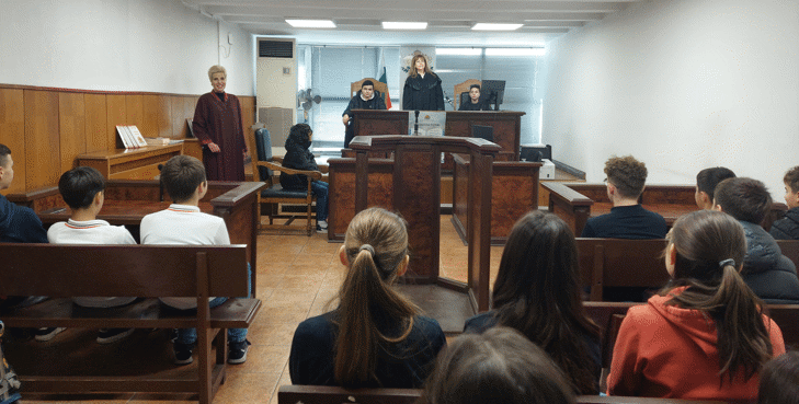 В Деня на отворените врати под надслов „Не на насилието“ прокурор Вяра Алексиева от Районна прокуратура – Варна и съдия Ивелина Желева посрещнаха седмокласници от ОУ „Петко Р. Славейков“