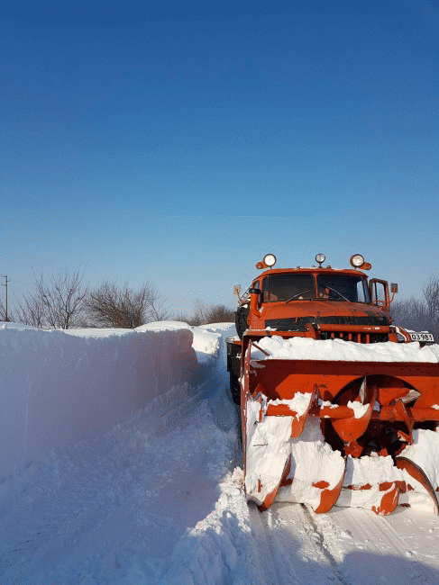 Специализирани екипи от Българската армия оказват помощ на населението в усложнената зимна обстановка в областите Сливен, Добрич