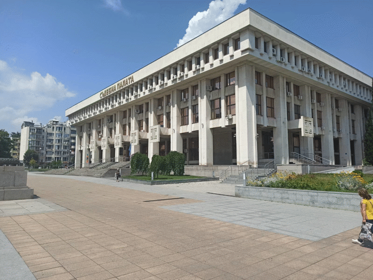 Окръжна прокуратура - Бургас задържа за срок до 72 часа българският гражданин П.Л., издирван за измами от властите в Австрия