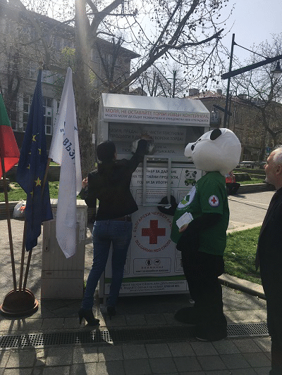 3 нови контейнера за текстил на Женския пазар