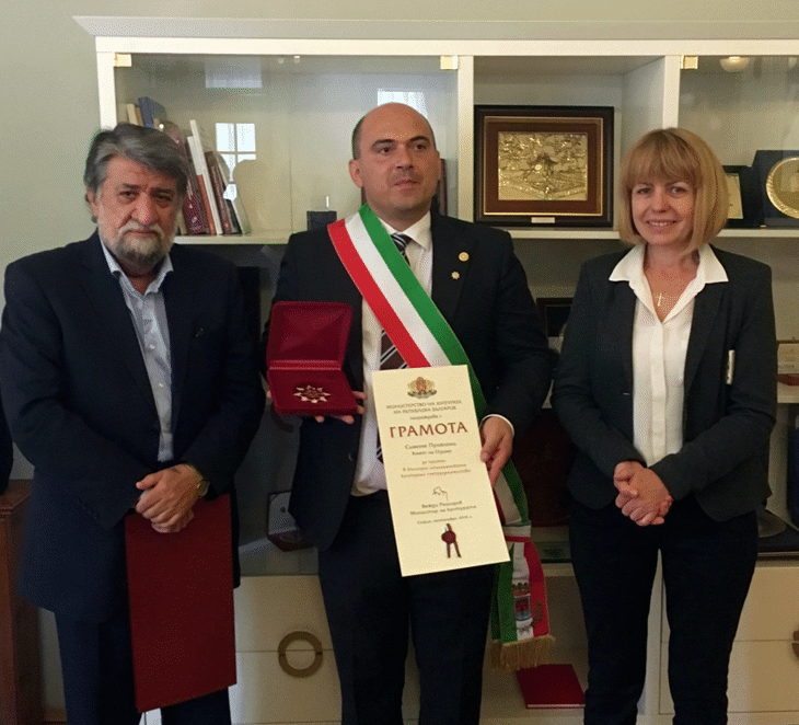 Министър Вежди Рашидов Удостои Кмета На Град Озимо Симоне Пунялони С Най-Високото Отличие На Министерството На Културата „Златен Век”