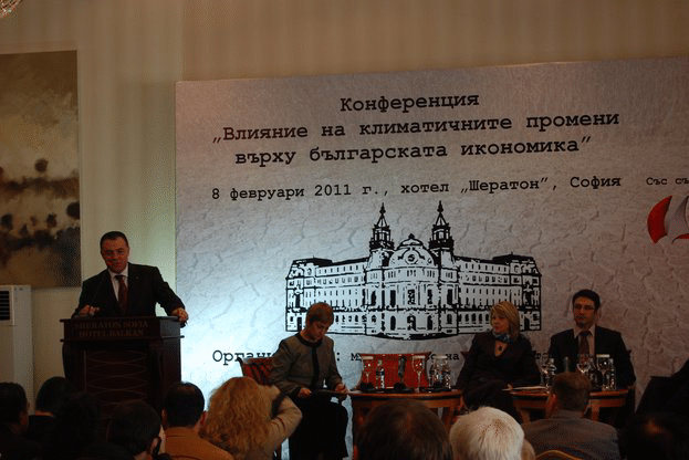 Министър Найденов ще подкрепи забрана за ВЕИ в земи от първа до осма категория