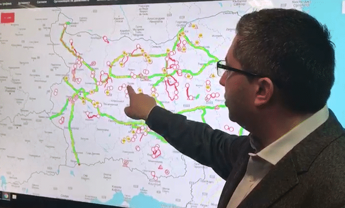 Пътищата са почистени, няма ограничения за леките автомобили. Очаква се падане на температурите, настилките са обработени срещу заледяване