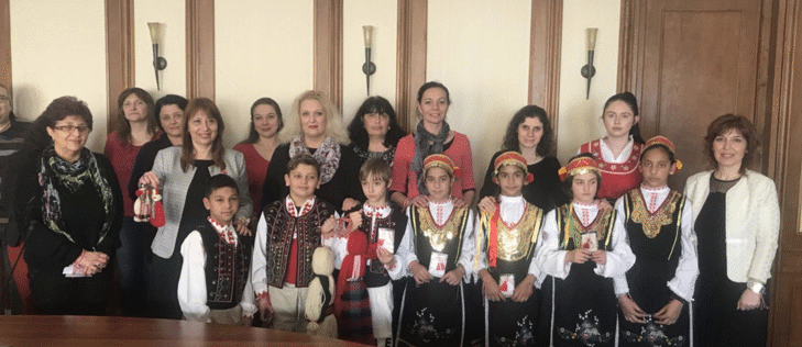 Д-Р ЕЛЕОНОРА ЛИЛОВА ЗАКИЧИ С МАРТЕНИЧКИ ДЕЦА ПО СЛУЧАЙ ПЪРВИ МАРТ