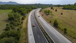 Днес и утре за ремонт на настилката временно ще се ограничава движението по пътна връзка „Прелог“ на АМ „Хемус“ в област Ловеч. Шофирайте внимателно!