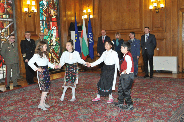 Ученици посетиха Министерството на отбраната по повод празника „Василица“