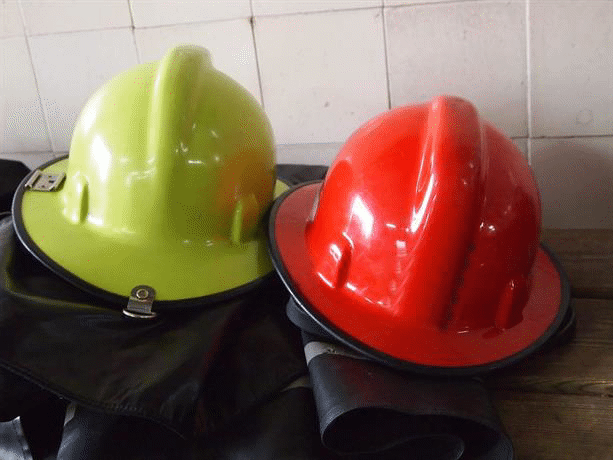 Пожарникари спасиха двама мъже, две жени и четири деца, попаднали във воден капан