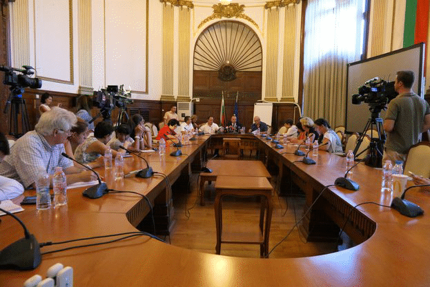 Отрицателните проби показват, че няма разпространение на чумата по дребните преживни животни. Те не поставят под съмнение пробите от 5-те огнища, които вече бяха потвърдени от френската лаборатория за установяване на болестта