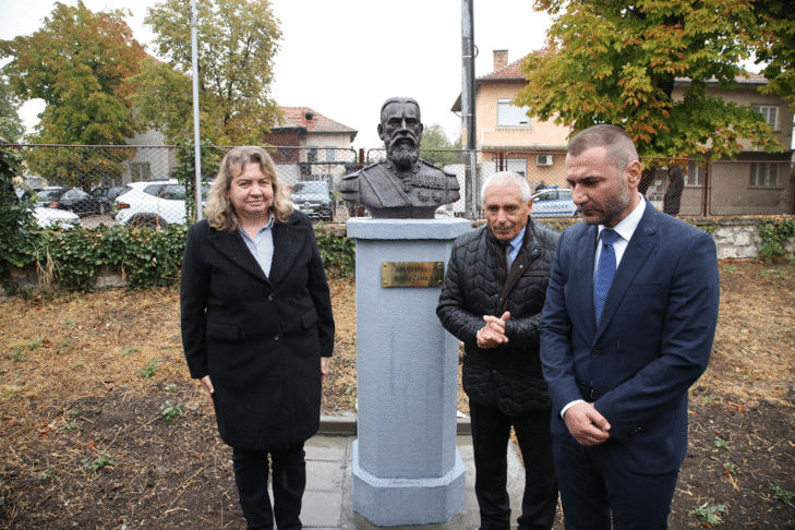Председателят на Народното събрание Наталия Киселова откри паметник в къщата музей на „Негово Кралско Величество Карол I“ в Пордим