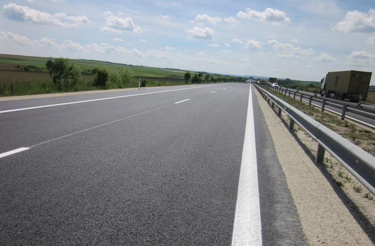 Движението в двете посоки се осъществява в по една лента при км 347-ми по АМ "Хемус", в област Шумен