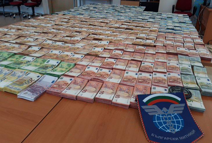 Рекорден случай на валута за над 3 млн. лева разкриха митническите служители на МП Капитан Андреево