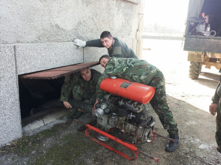 Военнослужещи от Сухопътните войски продължават да оказват помощ на пострадалите от наводненията в различни райони на страната