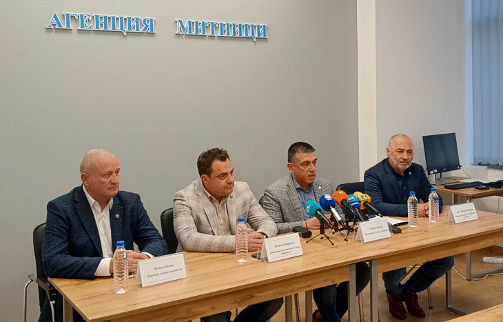 Плащанията по договора за доставка на рентгени за митнически контрол се изпълняват  регулярно по заложения финансов план