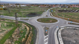 Кръгово кръстовище с осветление е изградено при пресичането на два третокласни пътя в началото на гр. Сунгурларе