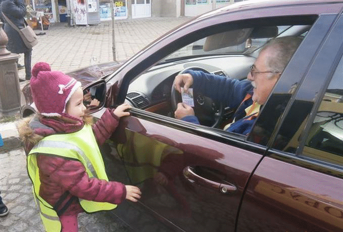 Деца от детска градина „Слънце“ и пътни полицаи от РУ - Трявна проведоха съвместна акция по превенция на пътния травматизъм