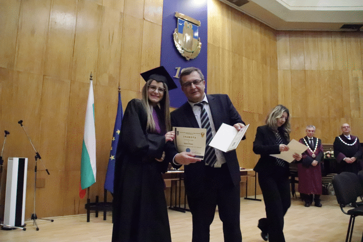 Министър Пенов Връчи Дипломите На Абсолвенти От Великотърновския Университет