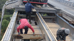 50 стоманобетонни панела са монтирани за седмица при ремонта на Дунав мост при Русе