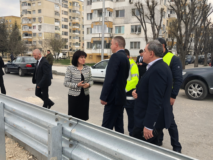 Председателят на Народното събрание Цвета Караянчева разгледа ремонтните дейности на булевард „Васил Левски“ във Варна